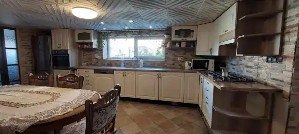 Eladó családi ház, Apc 4+2 szoba 160 m² 31.9 M Ft
