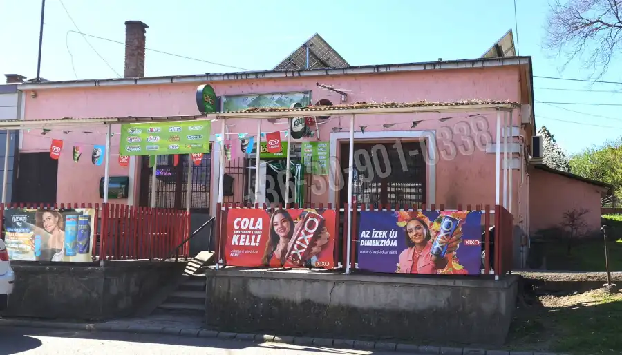 eladó üzlethelyiség utcai bejáratos, Csécse